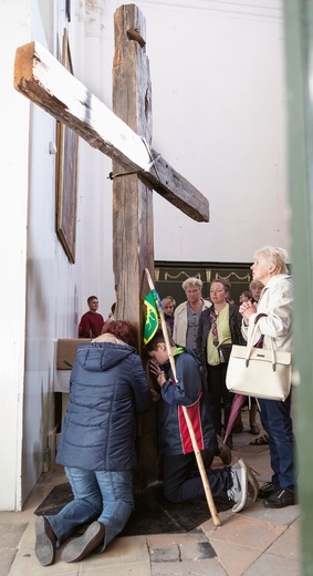Adoracja krzyża powstałego z 500-letnich dębów, których użyto do budowy dachu w klasztorze bernardynów w Wilnie.