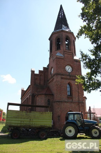 Prace porządkowe po pożarze w kościele w Lutolu Suchym