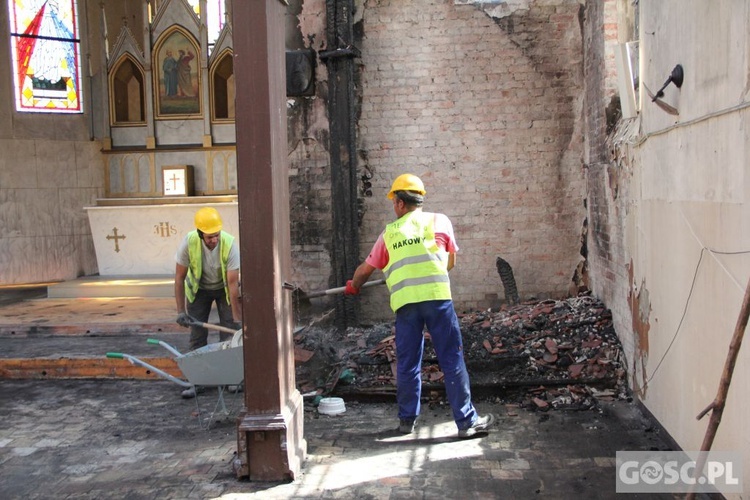 Prace porządkowe po pożarze w kościele w Lutolu Suchym