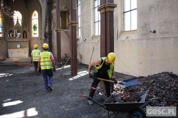 Prace porządkowe po pożarze w kościele w Lutolu Suchym