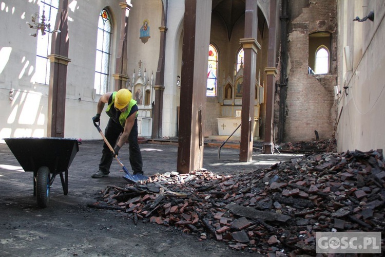 Prace porządkowe po pożarze w kościele w Lutolu Suchym