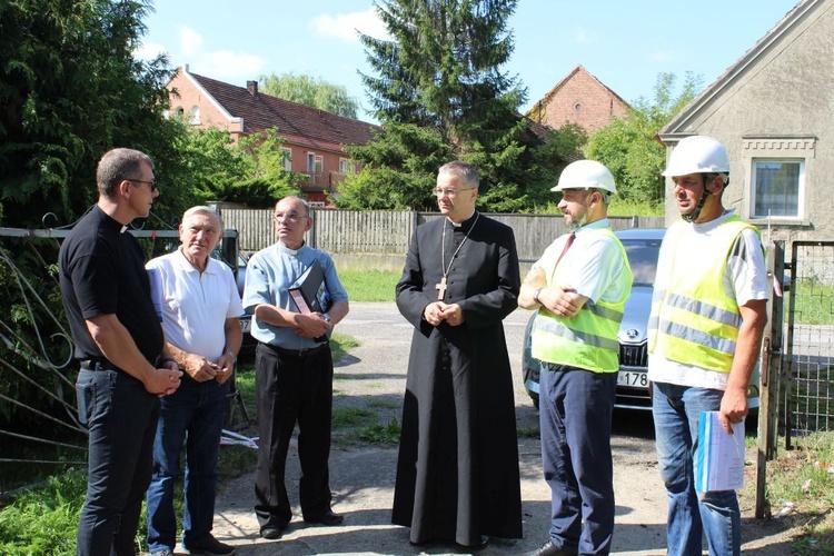 Prace porządkowe po pożarze w kościele w Lutolu Suchym