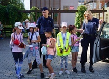 Dzieci od policjantów otrzymały odblaski i torby.