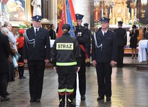 W grupie granatowej wyruszą funkcjonariusze służb mundurowych, m.in. straży pożarnej, policji.