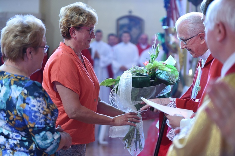 Józefa Szczurek-Żelazko składa gratulacje ks. prał. Franciszkowi Kostrzewie.