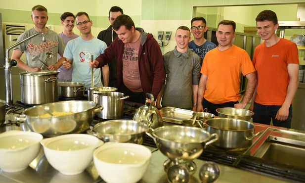 Przed obiadem. Klerycy uczestniczący w grupie roboczej zgłodnieli po pracy...