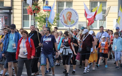 W pielgrzymce do Ostrówka bierze udział kilkaset osób.