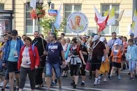 W pielgrzymce do Ostrówka bierze udział kilkaset osób.