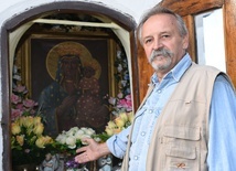 Kazimierz Knych pokazuje przestrzelony 12 kulami obraz Matki Bożej w kapliczce na rozstajach głowaczowskich dróg. 