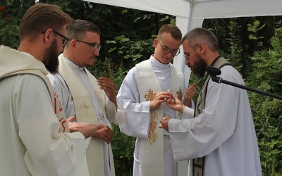 Duszpasterze, którzy błogosławili uczestników EwB na Soszowie: od lewej - o. Norbert Oczkowski OP, ks. Dawid Dyrcz, ks. Szymon Badura i o. Aleksander Paprzycki OFConv.