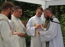 Duszpasterze, którzy błogosławili uczestników EwB na Soszowie: od lewej - o. Norbert Oczkowski OP, ks. Dawid Dyrcz, ks. Szymon Badura i o. Aleksander Paprzycki OFConv.