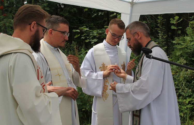 Duszpasterze, którzy błogosławili uczestników EwB na Soszowie: od lewej - o. Norbert Oczkowski OP, ks. Dawid Dyrcz, ks. Szymon Badura i o. Aleksander Paprzycki OFConv.