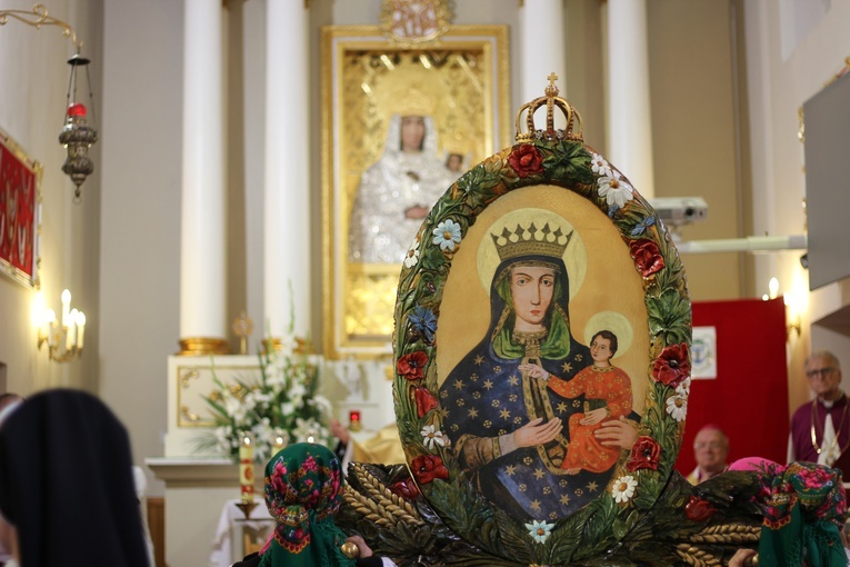 Poświęcenie nowego feretronu Matki Bożej i jubileusz kapłaństwa