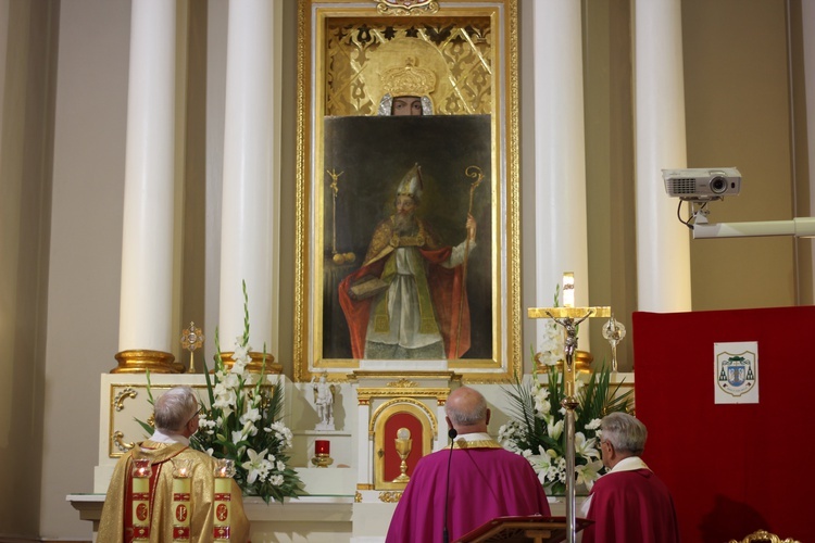 Poświęcenie nowego feretronu Matki Bożej i jubileusz kapłaństwa