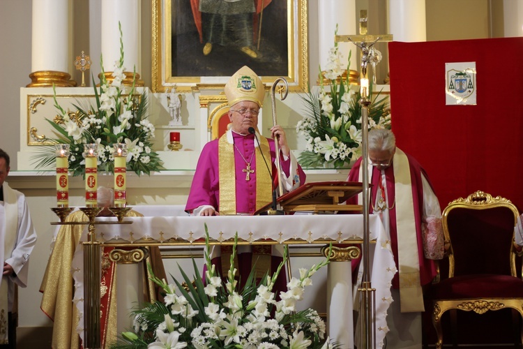 Poświęcenie nowego feretronu Matki Bożej i jubileusz kapłaństwa