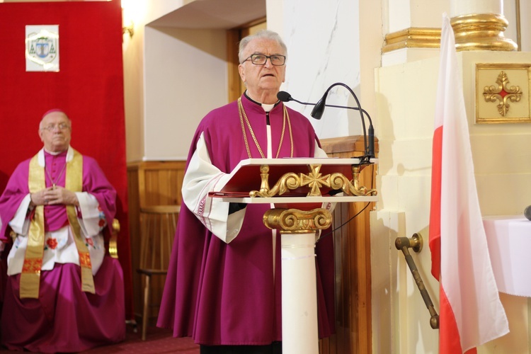 Poświęcenie nowego feretronu Matki Bożej i jubileusz kapłaństwa