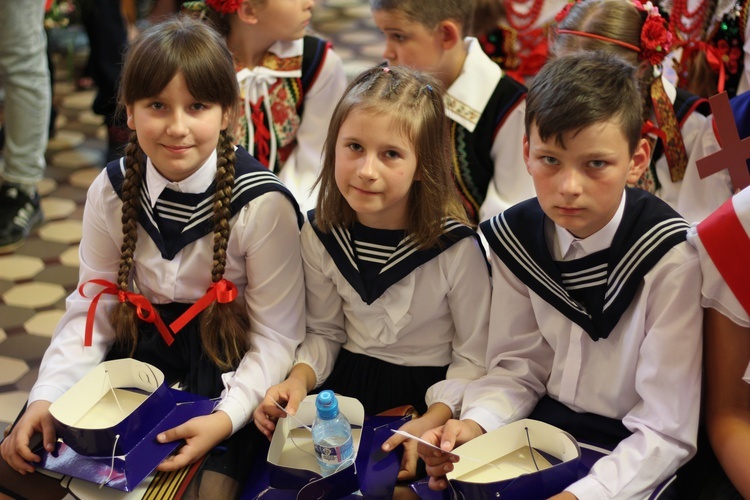 Poświęcenie nowego feretronu Matki Bożej i jubileusz kapłaństwa