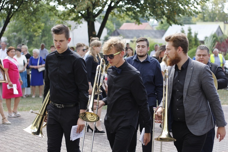 Poświęcenie nowego feretronu Matki Bożej i jubileusz kapłaństwa