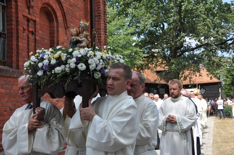 Koronacja figurki św. Anny w Oleśnie