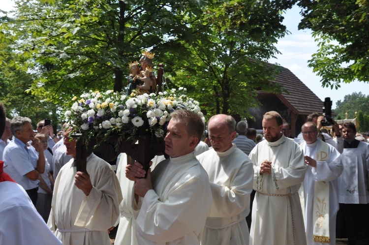 Koronacja figurki św. Anny w Oleśnie