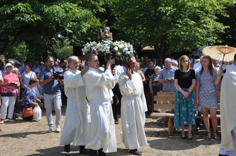 Koronacja figurki św. Anny w Oleśnie