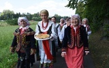 Paradne przejście z kościoła na plac jubileuszowych obchodów.