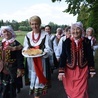 Paradne przejście z kościoła na plac jubileuszowych obchodów.