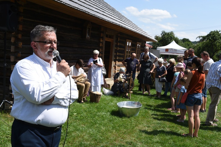 Krzysztof Jędrzejek prezentuje skansen i jego tajemnice.