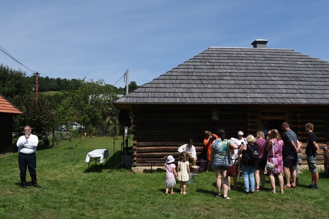 Rodzinne przędzenie w skansenie