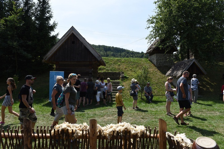 Rodzinne przędzenie w skansenie