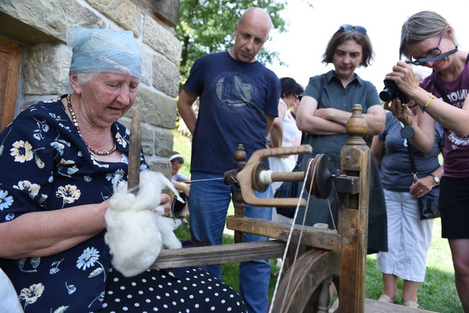 Rodzinne przędzenie w skansenie