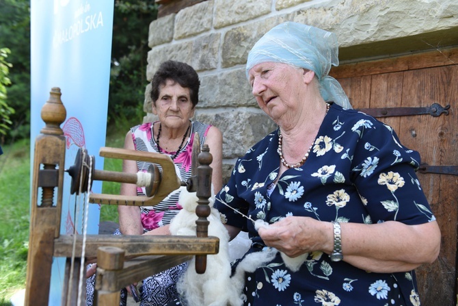 Rodzinne przędzenie w skansenie