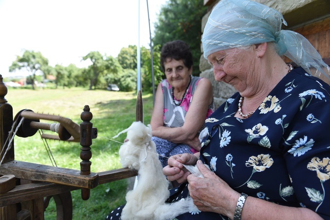 Rodzinne przędzenie w skansenie