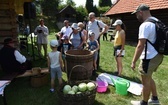 Rodzinne przędzenie w skansenie