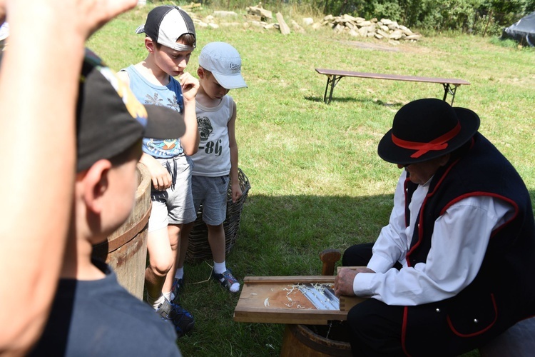 Rodzinne przędzenie w skansenie