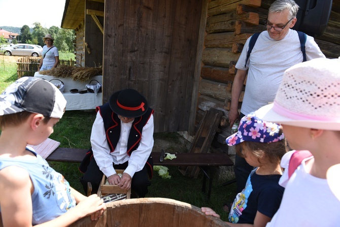 Rodzinne przędzenie w skansenie