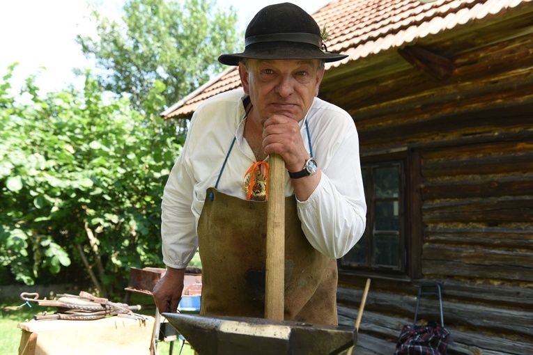 Rodzinne przędzenie w skansenie