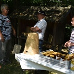 Rodzinne przędzenie w skansenie