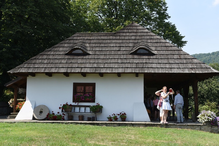 Rodzinne przędzenie w skansenie