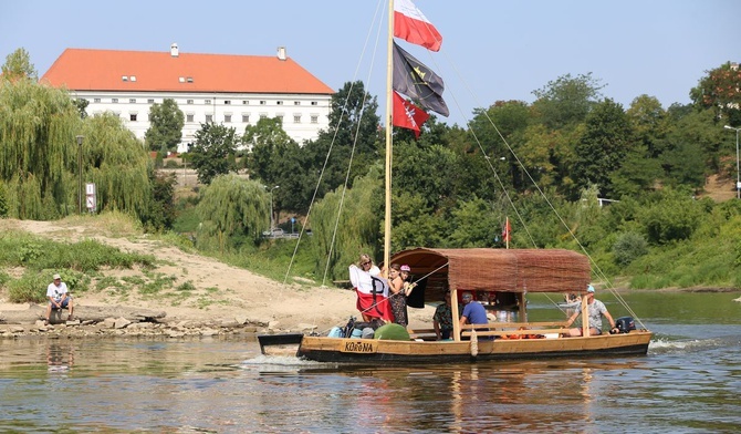 Płyną do Warszawy na godzinę "W"