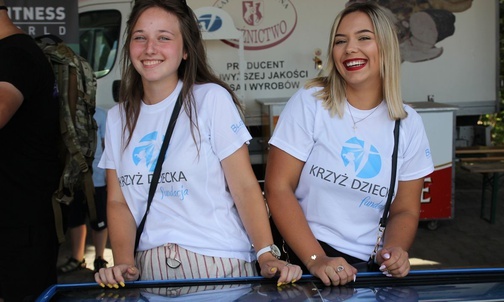 Bez wolontariuszy nie udałoby się przygotować biesiady fundacji "Krzyż Dziecka".