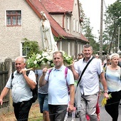 Trud podejmuje również wiele osób z małymi dziećmi. Trasa do Ligoty Książęcej nie jest bardzo wymagająca.