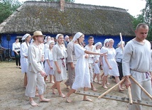 ▲	Regionalny Zespół Pieśni i Tańca „Boczki Chełmońskie” przedstawił obrzędy ludowe.