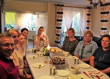 ▲	Modlący się rodzice czują ze sobą coraz większą wspólnotę. 