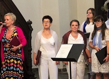 Zespołem z Radomia dyrygowała Maria Czarnecka-Cieślak  (z lewej).