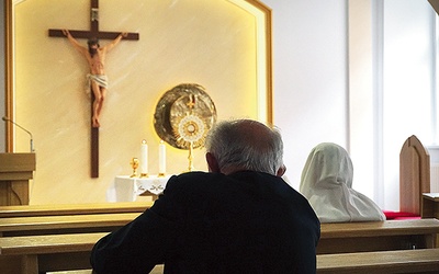 Seniorzy codziennie podczas adoracji Najświętszego Sakramentu modlą się za wszystkich posługujących księży.