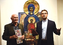 Autor obrazów (z lewej) i ks. Piotr Pasek.