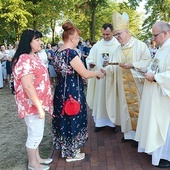 Ordynariusz podziękował każdej z pań wstępujących do wspólnoty.