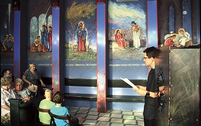 Autor tłumaczy znaczenie obrazów w kaplicy adoracji w kościele w Opolu. 