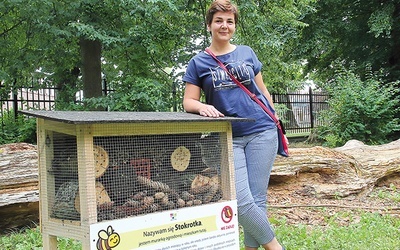 ◄	Bożena Wola z dumą prezentuje domek dla murarek w parku Staszica.